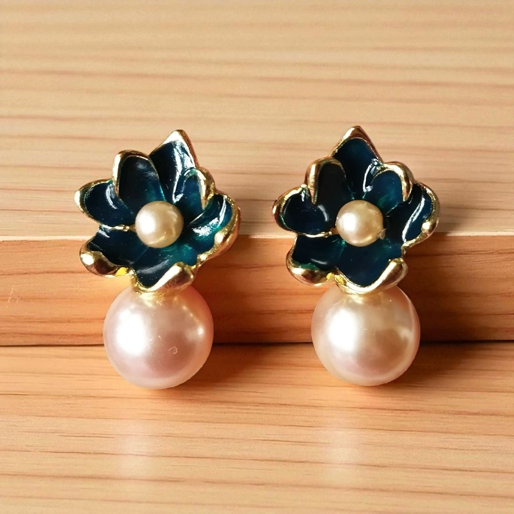 Green Floral Design with Pearl