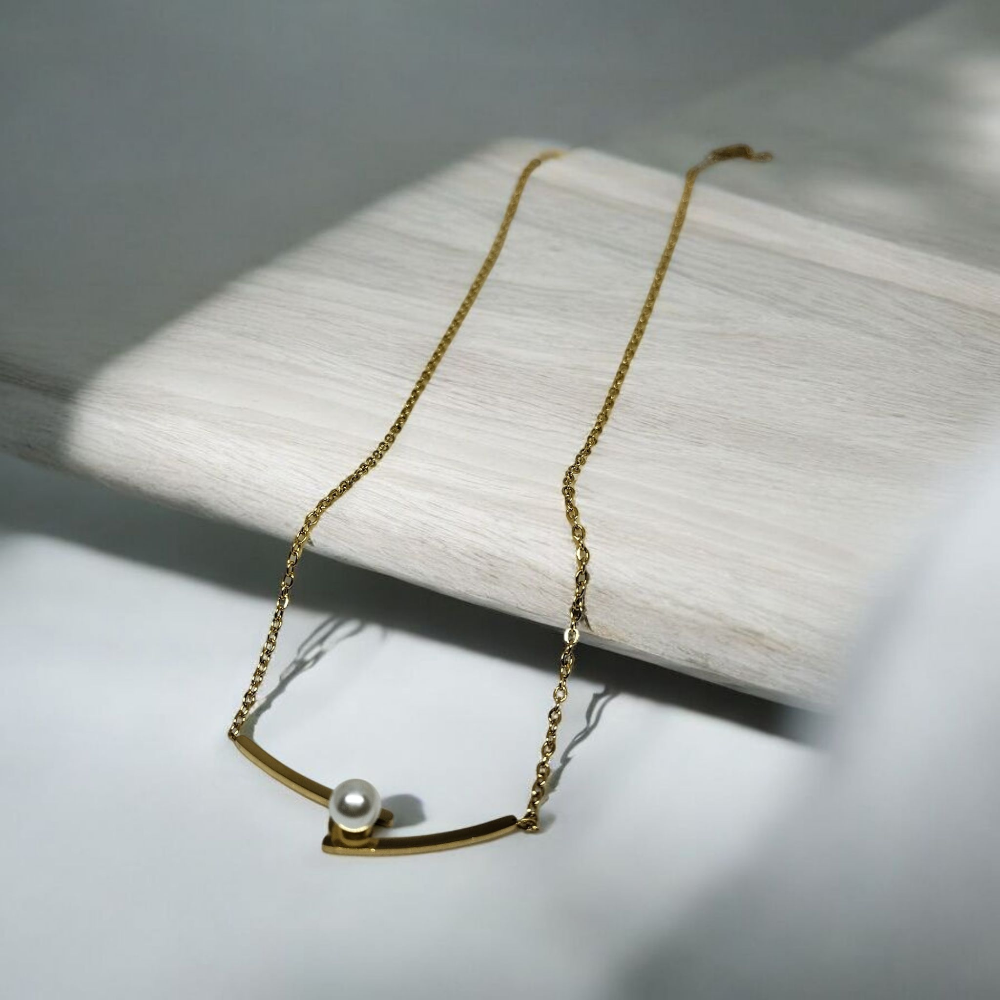 Gold Necklace with a Pearl Pendant