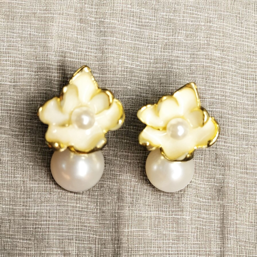 White Flower & Pearl Eariings
