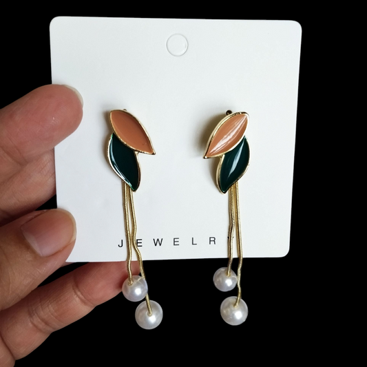 Pair of earrings with leaf and pearl