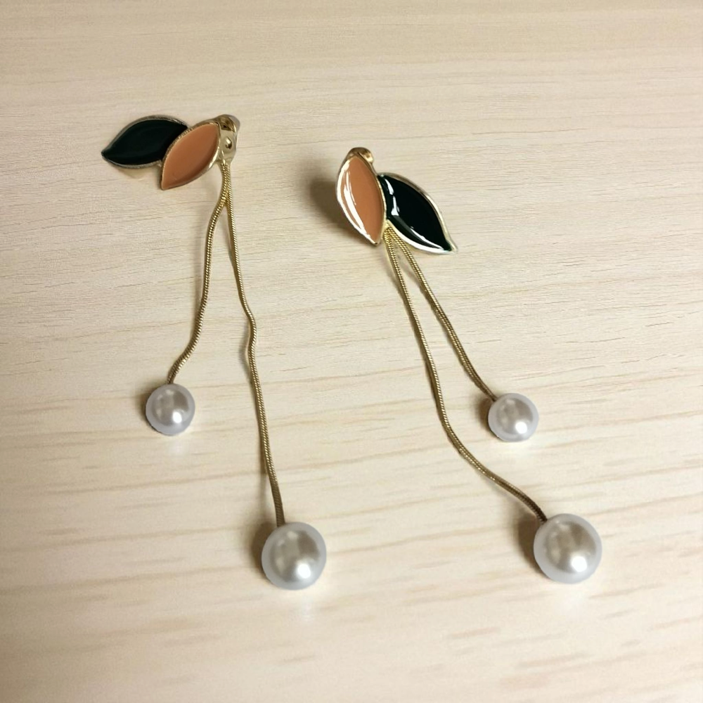 Pair of earrings with leaf and pearl