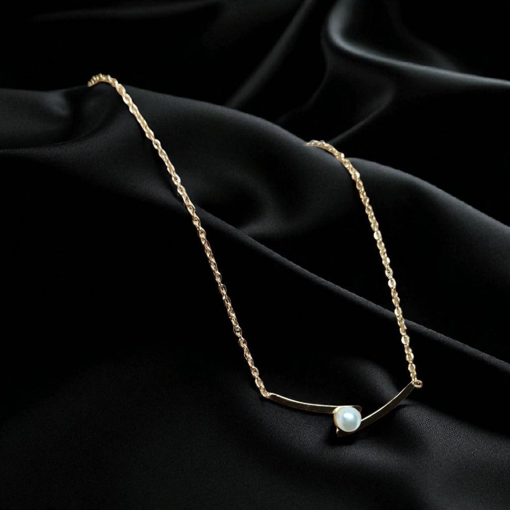 Gold Necklace with a Pearl Pendant